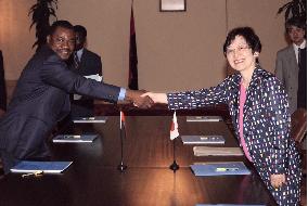 (1)Kawaguchi meets with Angolan foreign minister